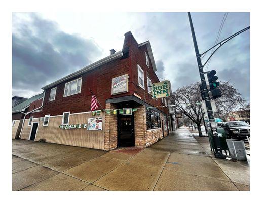 Bob Inn . 2609 W Fullerton Ave, Chicago, IL Old Fashion Corner Dive Bar.Pool .Cash Only! Cool!