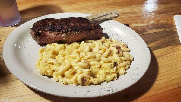 Mac and cheese with New York Steak