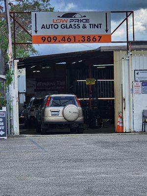 Low Price Auto Glass & Tint