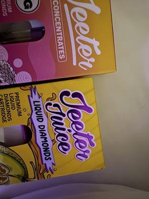 Real jeeter on the left .... fake on the right and they refuse to give a refund . .. low life scammers