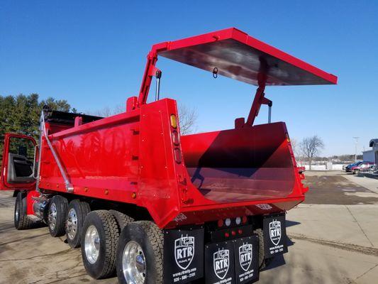 An RTR Model 2.0 dump body with the high-Lift in action.