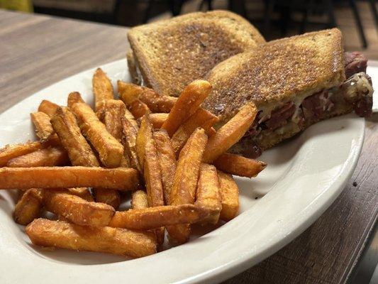 Rueben with sweet potatoe fries