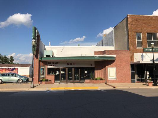 A small town, 1-screen theater!