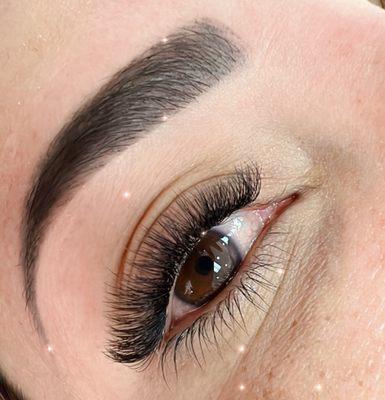 Extensión de pestañas y depilación de cejas con henna