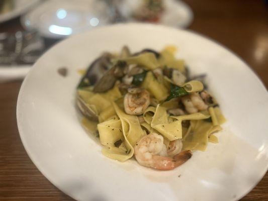 Pappardelle Mare E Monti.
The base was a water sauce, zero taste, no butter, cream, cheese, lemon, garlic or salt.