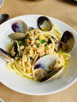 Clam pasta. Wish we had bread to dunk the sauce.