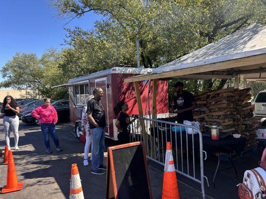 The line for people wanting to get their grub on.