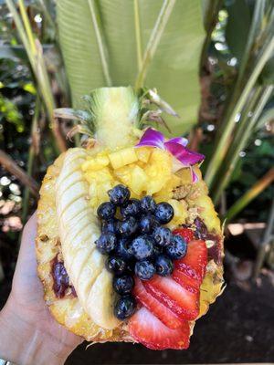 Açaí bowl in pineapple.
