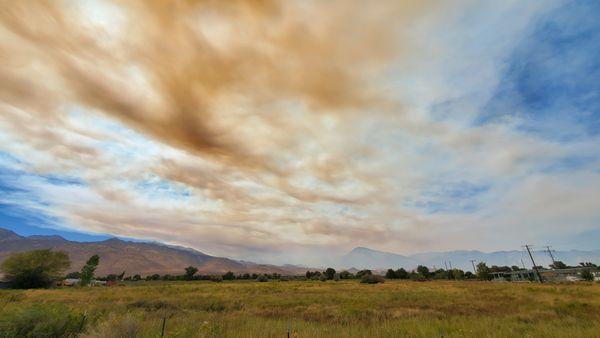 Smoke from the Garnet fire drifting over Bishop.