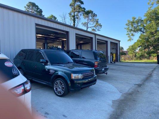 Xpress Lube Garage behind where they change oil.