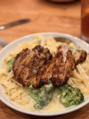Alfredo blackened chicken and broccoli with fettuccine pasta