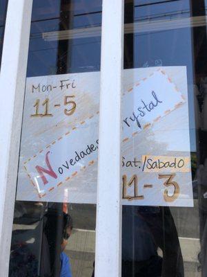 Lies!!! Come in on a Monday at 4pm and they were closed. I guess they don't want money! Mintiras, no estaban abritos