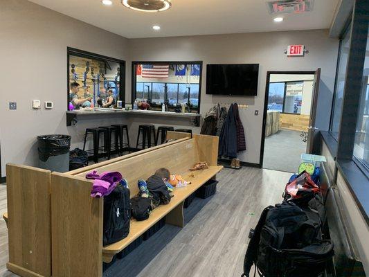 Cozy lobby to chat post WOD and place your belongings.