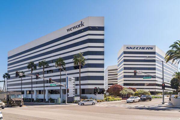 Location on Rosecrans convenient to both Manhattan Beach and El Segundo communities