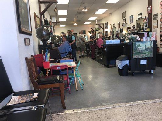 Ozzie's Barber & Beauty Service