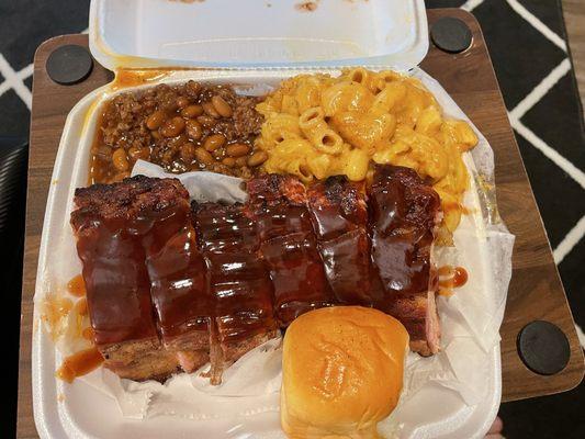 Ribs with mac and cheese and baked beans with beef