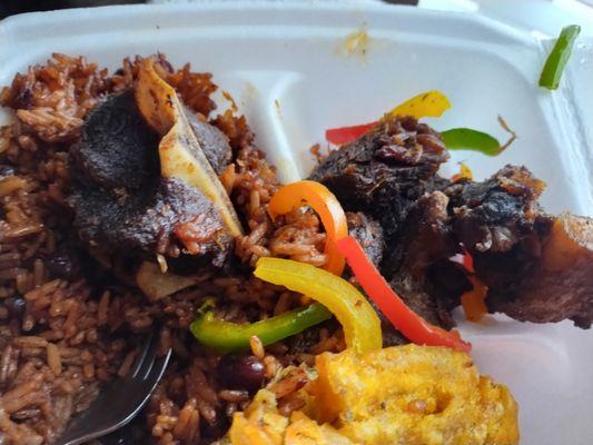 This is not stewed goat it's fried... They did not fulfill the order correctly.