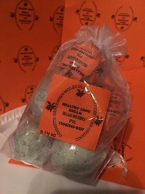 This is a small gift bag of bath bombs blueberry flavor ,total six mini bombs