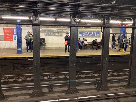 MTA - 68 Street - Hunter College Station
