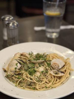 Linguini with clams