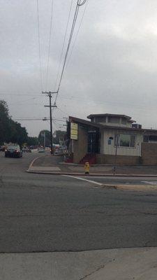 The 962 has a bus stop right in front