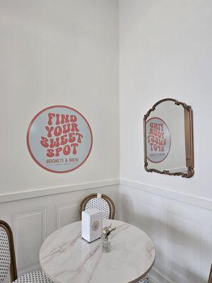 So many cute corners to work or study in / intimate brunch date