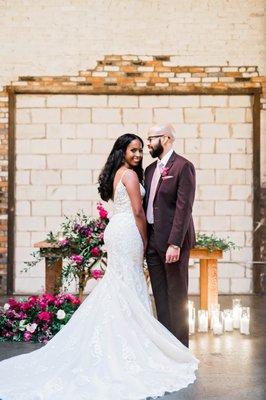 Our couple in front of their sweetheart table at Brake and Clutch Dallas, photo by Pharris Photos