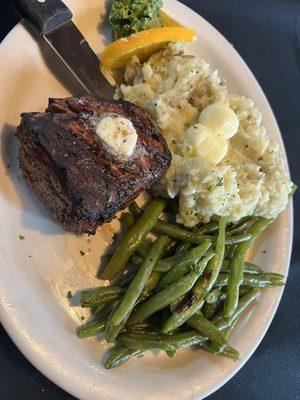 Filet Mignon with green beans and mashed potatoes