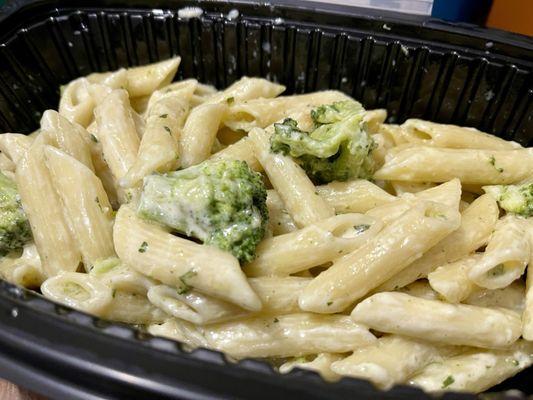 Pasta alfredo with broccoli
