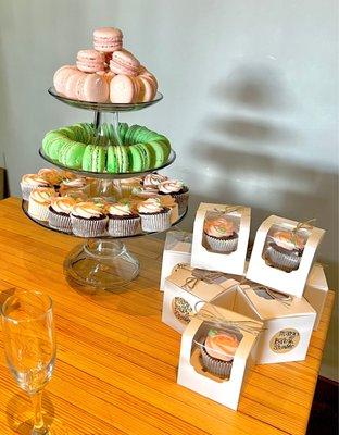 Cupcakes and Macaroons: strawberry & pistachio