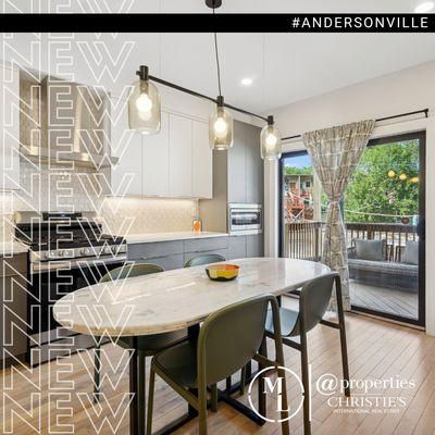 JUST LISTED!
Gorgeous Andersonville 2 bed/2 bath, vintage meets modern - perfectly walkable!