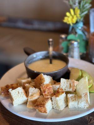 Fondu with bread and apples