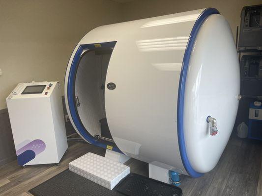 HYPERBARIC OXYGEN THERAPY CHAMBER WITH CLEAR DOOR OPENING. SIT DOWN CHAMBER