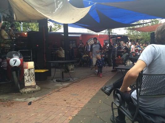 Outdoor music at southern rail and barcadw