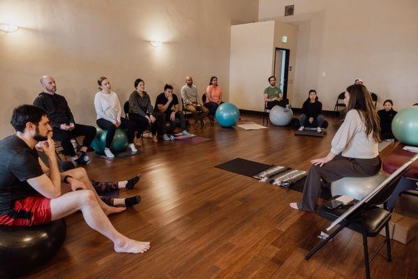 Join other couples in their third trimester for a hands-on, kinesthetic experience.