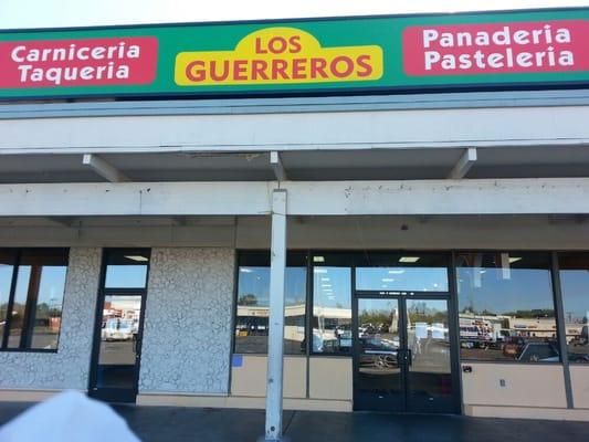 Los Guerreros, Tienda Y Carniceria,