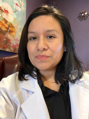 Licensed Master aesthetician, certified láser technician and skin care expert for your beauty needs.