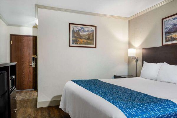 Super 8 by Wyndham Livingston