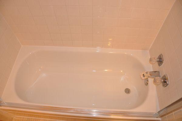 Like new 1973 construction cast iron bathtub. So happy