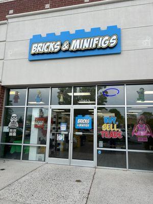Bricks & Minifigs