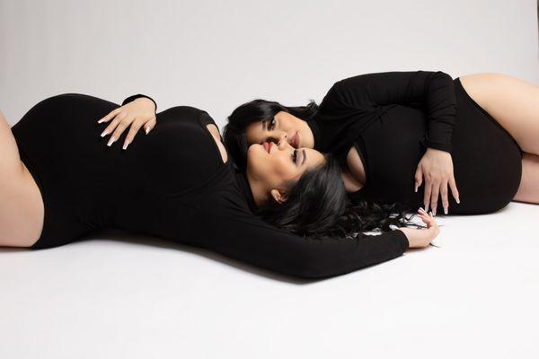 Identical twin sisters pregnant at the same time