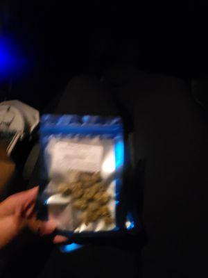 Small ass popcorn buds. When the container is picked had big buds. Yet he served me popcorn buds.