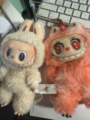 I wonder which one is fake and I bought here... one in the right.