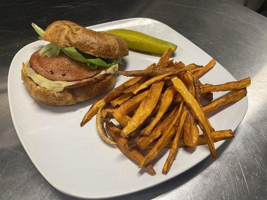 Bougie Bologna Sandwich
Thick slice of grilled bologna with lettuce, tomato, pickle spear served on a flaky butter croissant.