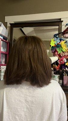 Hoy fui hacerme un corte y esta señora lo que me hizo no me gusto para nada lo que hizo un corte horrible le pedí un Bob esto no es Bob es