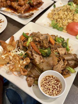 Pad See Ew lunch special come with a lot of portions