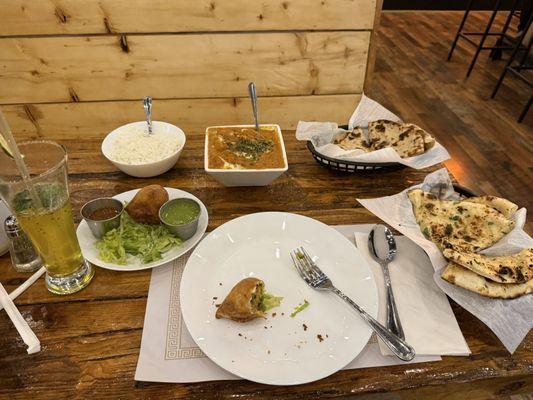 Tried the roti and samosas with my chicken tikka masala this time.