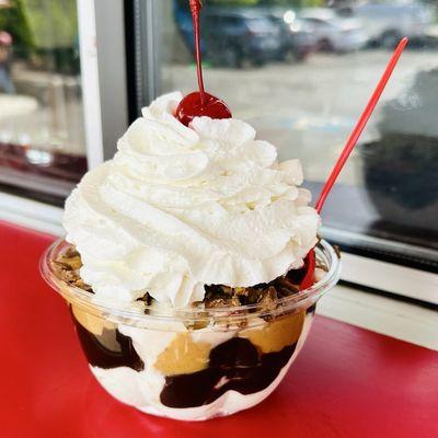 Peanut-butter cup sundae