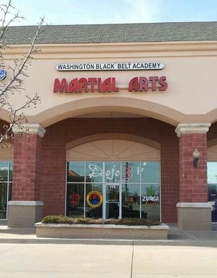 Front of the studio, located in the middle of the shopping strip