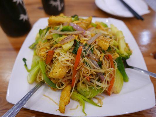 Master chef made me by special request: Singapore Style chow mei fun with vegetables & fried Tofu!